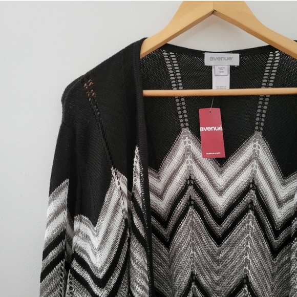 Avenue || (18/20) Black White Gray Chevron Print Open Front Cardigan Sweater - Picture 3 of 6